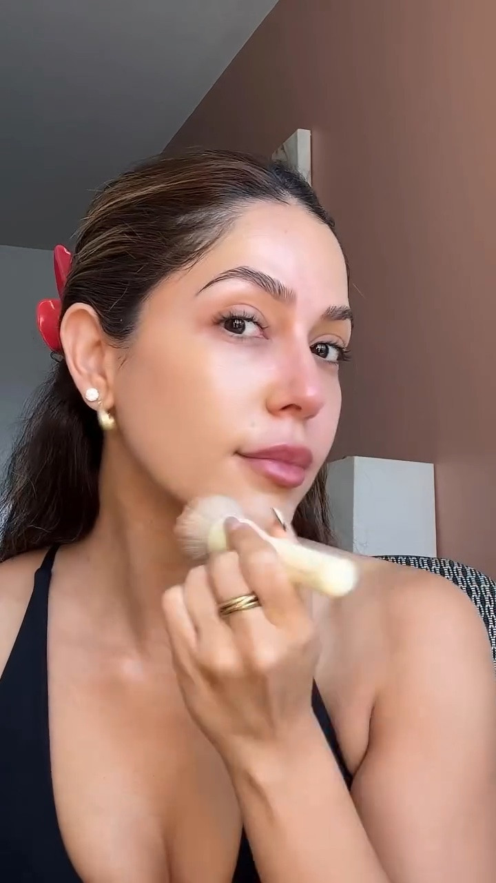 🚨 My first impression on the new @drunkelephant kamo triple-peptide multi-use serum foundation 
Shade 12W - What do you think? Have you tried? Would you? 

#firstimpressions #newinbeauty #skintint #makeupreview #makeuptutorial