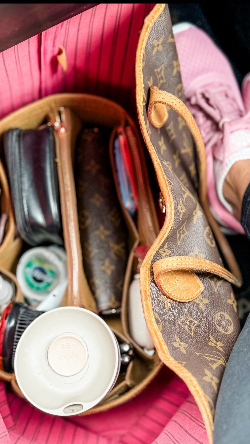 Linking my favorite purse organizer that I use to carry all of my things. This seriously makes such a difference and it’s under $30! My sneakers are sold out so I linked a similar pair. 



#LTKootd #LTKSaleAlert #LTKFindsUnder100