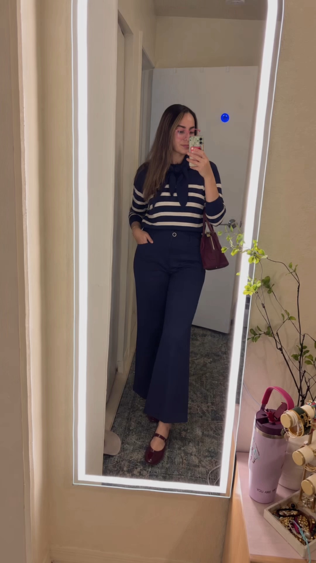 🍂✨ UN LOOK CLÁSICO QUE GRITA OTOÑO 🤎

Las rayas nunca pasan de moda 😍 y esta combinación de azul marino, crema y vino quedó preciosa. Elegante, cómoda y perfecta para esos días en los que quieres verte arreglada sin esforzarte demasiado. 👌✨

El bolso y los Mary Jane color vino le dan el toque final. 🍷🤎

¿Te pondrías este look? Yo digo SÍ 😍👇

#WalmartFashion #WalmartFinds #ModaOtoño #FallFashion #FallOutfit #FallFinds #OutfitInspo #AutumnStyle #FallStyle #ModaMujer #LookDeOtoño #OutfitIdeas #Otoño2026

#LTKxWalmart #LTKU #LTKSaleAlert