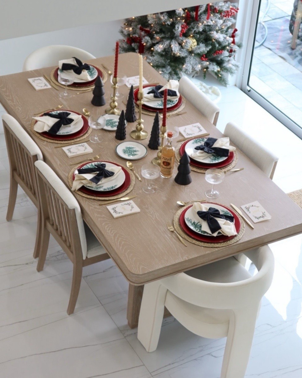 ✨ Hosting my first Thanksgiving has been an unforgettable experience, and decorating the table was definitely my favorite part! From the elegant candles to the chic black trees and festive plates, every detail brought the holiday magic to life. Hosting tip: mix textures like woven placemats, metallic accents, and seasonal greenery for a stunning yet cozy vibe. 🖤🎄

✨ Mi primer hosting de Thanksgiving ha sido una experiencia inolvidable, ¡y decorar la mesa fue mi parte favorita! Desde las velas elegantes hasta los árboles negros y los platos festivos, cada detalle aportó magia navideña. Tip: mezcla texturas como manteles tejidos, acentos metálicos y detalles verdes para un ambiente acogedor y elegante. 🖤🎄

What’s your favorite part about hosting? Share below! 💬👇
#TableDecor #HostingTips #ThanksgivingTablescape #ChristmasTableDecor #HolidayHosting #HomeInspo  #LTKCyberWeek #LTKHoliday

#liketkit #LTKParties

#LTKHome #LTKFamily #LTKSeasonal