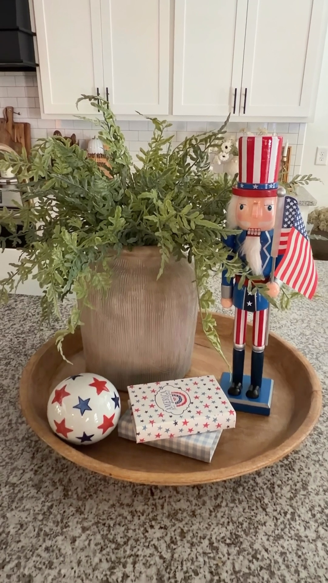 Totally obsessed with this patriotic themed tray! I used neutral stems, two mini books, an orb, and of course the Nutcracker. The Nutcracker is the absolute cutest and adds the perfect festive touch. This tray will be perfect to style all the way through Memorial Day, the Fourth of July, and even Labor Day! ❤️🤍💙