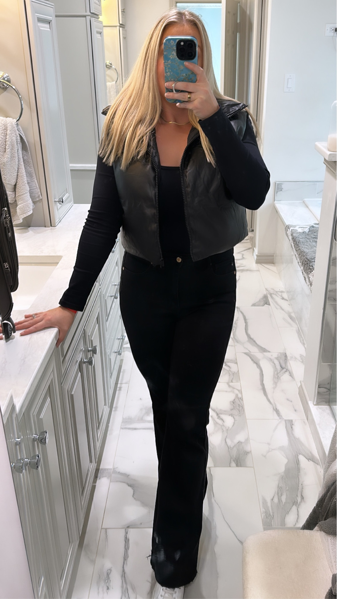 A little monochromatic moment for my OOTD 🖤 

#LTKmidsize #LTKfindsunder50