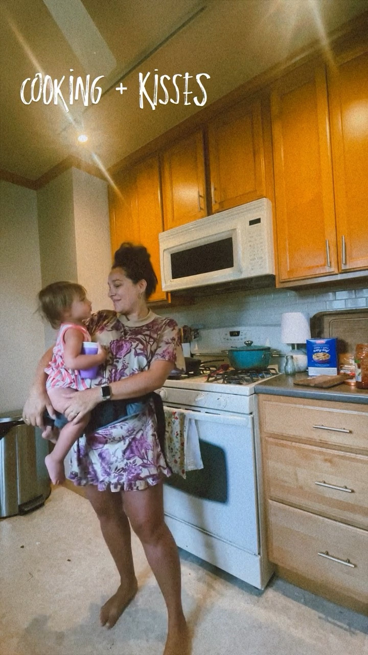 Cooking + kisses brought to you by @tushbaby 

When my cutie toddler is clingy I pull out my tushbaby. This proves that you can use it at 30 weeks pregnant. It’s still not easy but at least it’s not impossible and provides the closeness for tons of kisses. 

Use my code for 16% off BYHANNAH

#summertimewithtushbaby