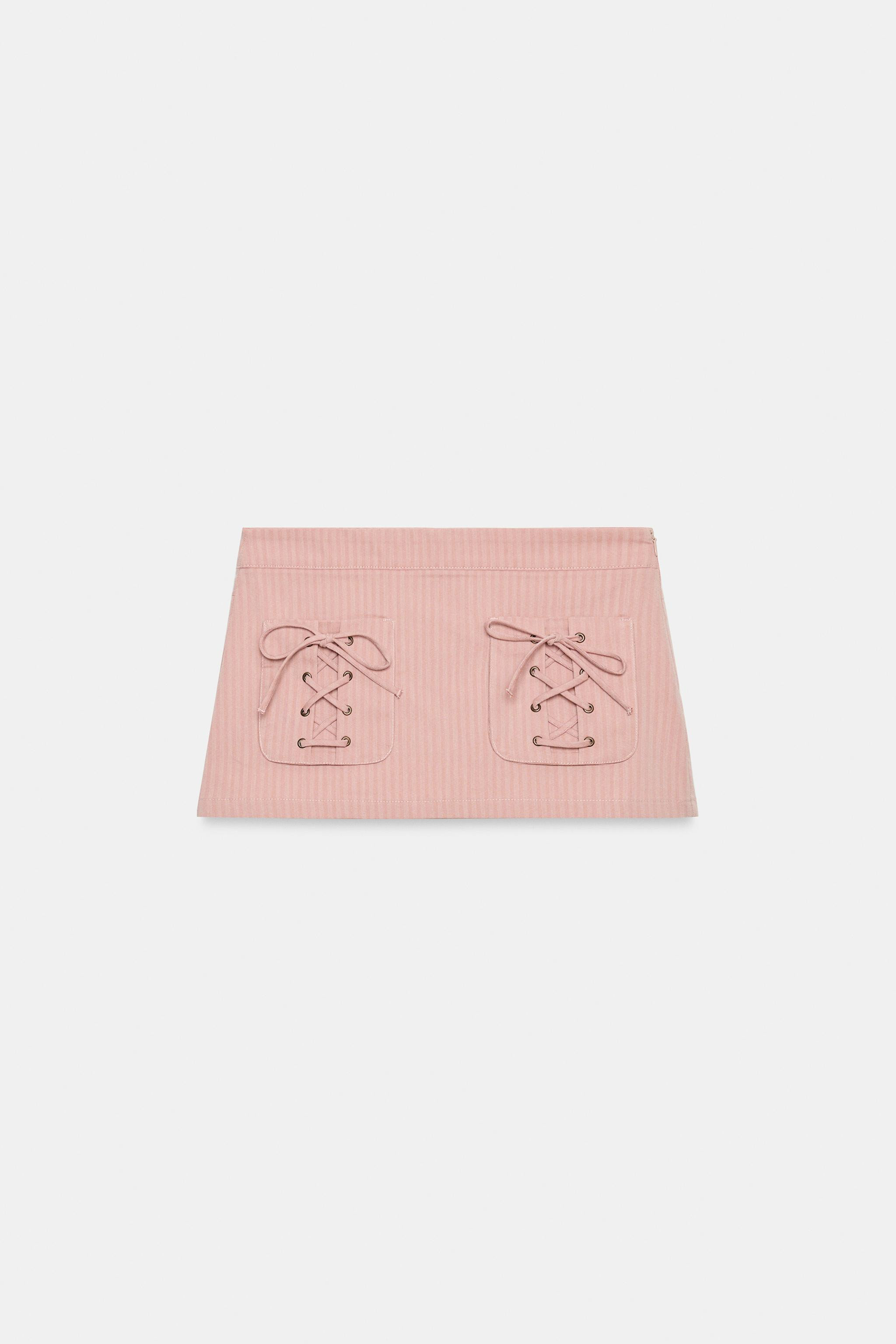 Model height: 176 cmLow-rise printed mini skirt. Featuring front patch pockets with matching cros... | Zara UK