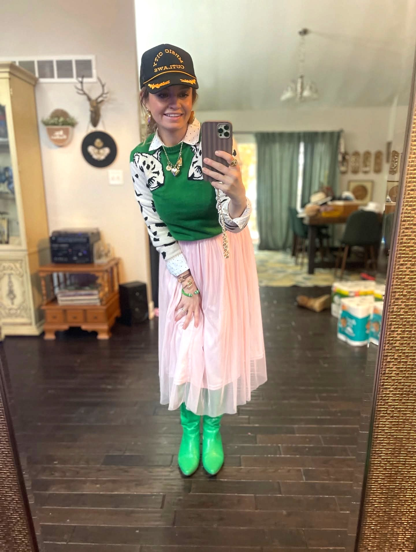 Just me feeling cozy in my sweater….

#sweaterweather #fallvibes #ootd #outfit #outﬁtinspo #kcmo #kansascity