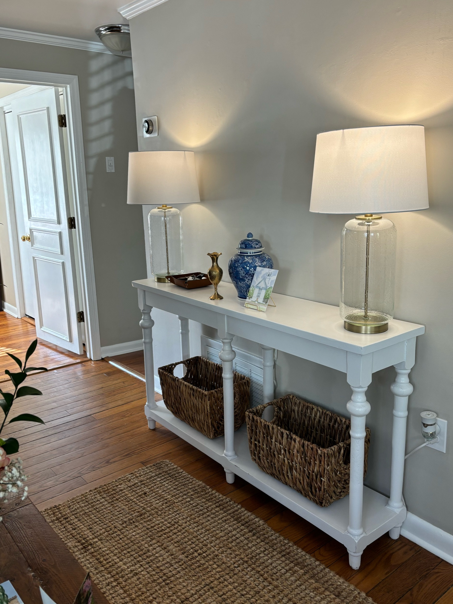 Our console table is from Homegoods - but here is everything you need to create a stunning entryway unit 🤍