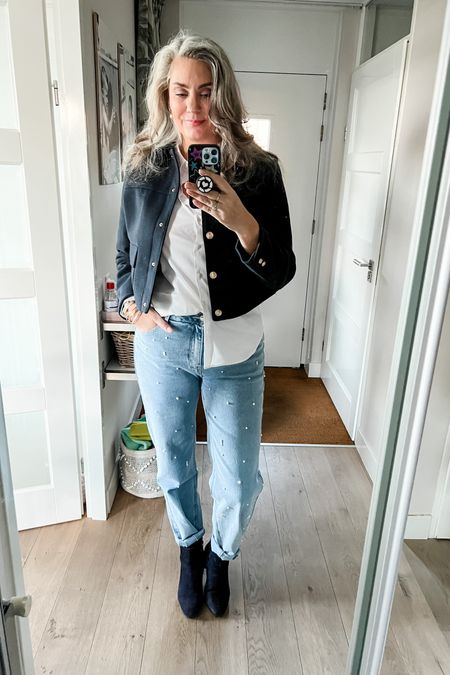 Ootd - Thursday. Straight jeans with pearl beads, a white buttondown shirt with stretch and a navy blue cropped blazer (Zara). Navy blue suede stacked heel booties (old). 



#LTKstyletip #LTKworkwear #LTKMostLoved