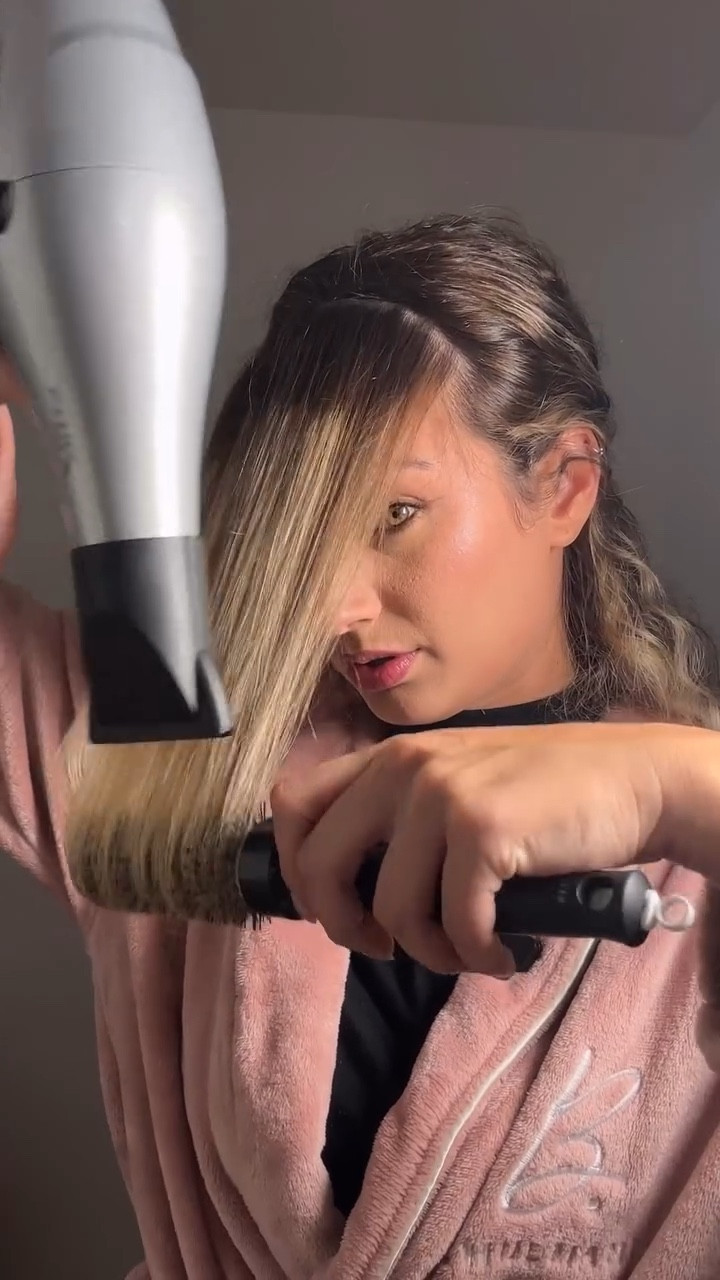 Quem aqui quer aprender escovar o cabelo ??? 
Em breve voltaremos com tudo com mais técnicas! 
(Minha mudança virou tudo de ponta cabeça 🙃) 
.
.
.
.
#cabelosaudavel #escova #cabelo #escovamodelada #escovadecabelo #secador #secadordecabelo