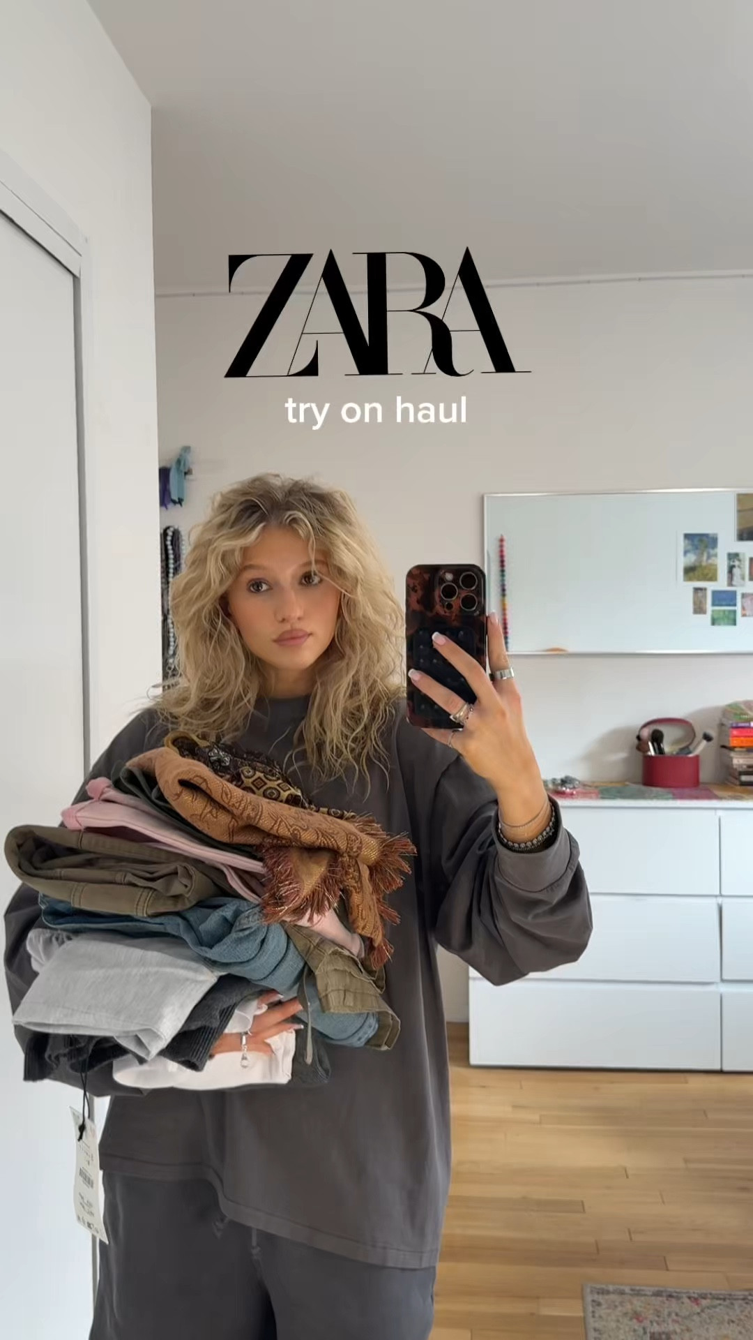 Zara try on haul! 
Overiszed cargo pants: 26 (us 2)
Pink reversible jeans: 27 (us 4)
Low rise wide leg jeans: 27 (us 4)
V neck shirt: S
Deep neck jumper: S
Green barrel pants: S

#LTKootd