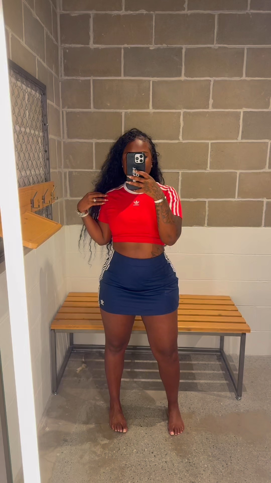 5’2 - 160lbs 

Top- XS 
Bottoms- Medium 


Top has a lot of stretch. Bottoms will need to size up if you need more length in back 