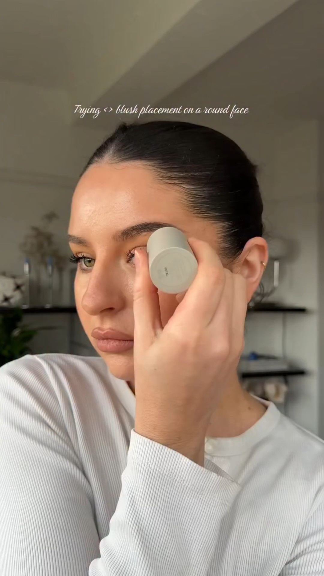 < > blush placement on a round face 🤝🏼 

@westmanatelier blush in petal (gifted) 

#blushhack #makeup #blushplacement #roundface