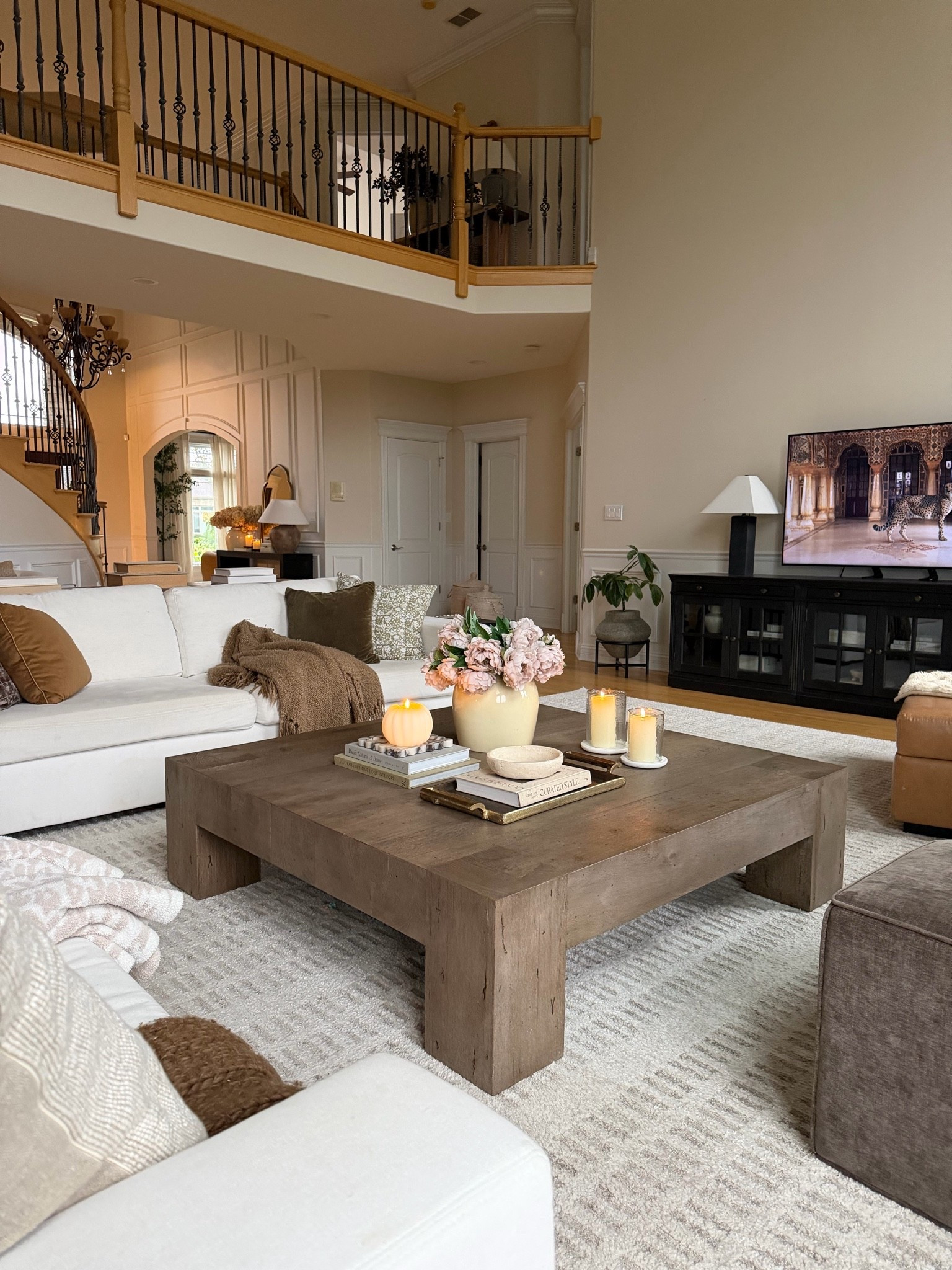 Proof that a neutral rug doesn't have to be boring. 🤎 All that beautiful texture adds so much warmth to a room.