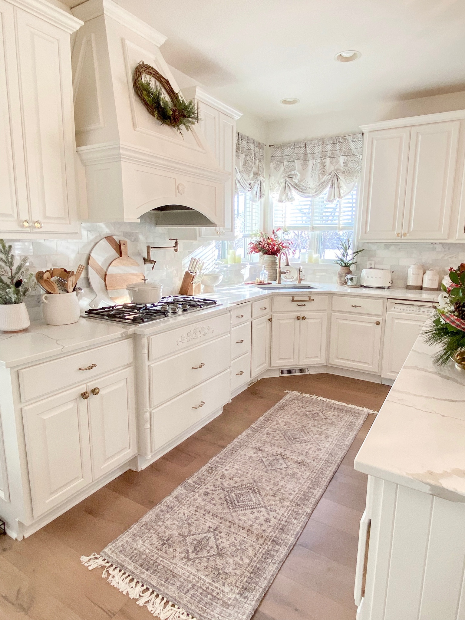 New rug runner and a few Christmas touches in the kitchen 🎄🎄




#LTKhome #LTKHoliday