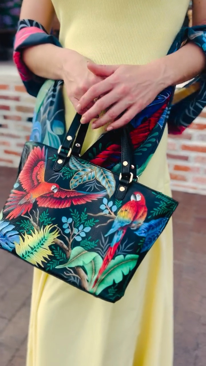 ✨Art you can carry. Color you can wear✨@anuschkaleather 

Shop on the LTK app by commenting SHOP and I’ll send links to your inbox! 📥 

#anuschka #handpaintedleather #summerbags #shopltk @shop.ltk