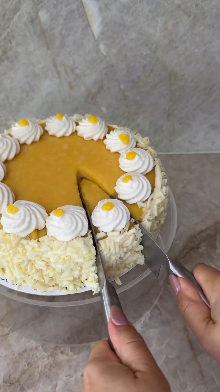Amazon Cake Slicer 🎂. The easiest way to get the perfect cake slice every time! Perfect for any occasion and no more messy slice 🙌🍰🩶  

#cakehack #kitchengadget #kitchenfind