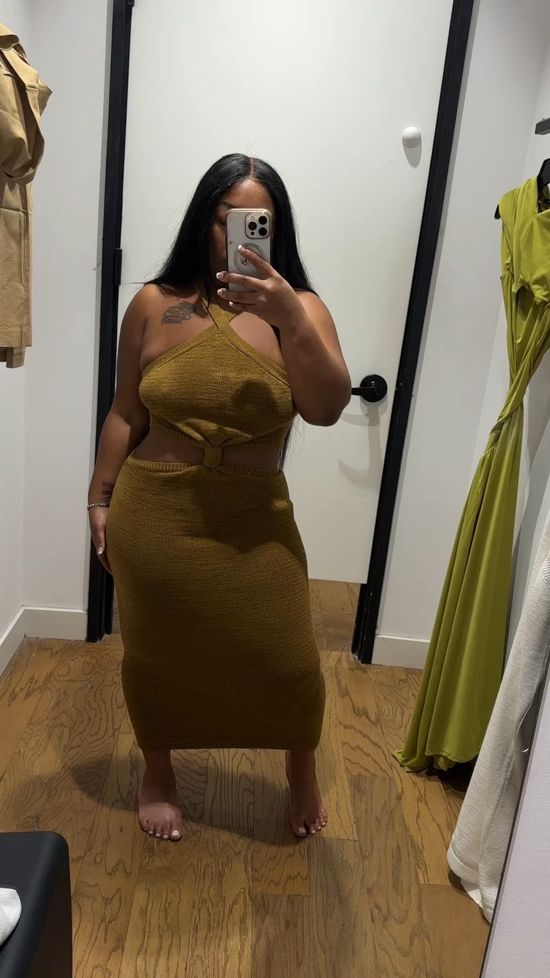 Cute dress find @Express that’s perfect for vacation 🏝️🌴☀️  #express #curvyfashion #curvygirl #springfashion #springoutfit 

I’m wearing a size medium, you can size down it is super stretchy comes in XS to XL

Halter Cutout Knot Front Midi Sweater Dress