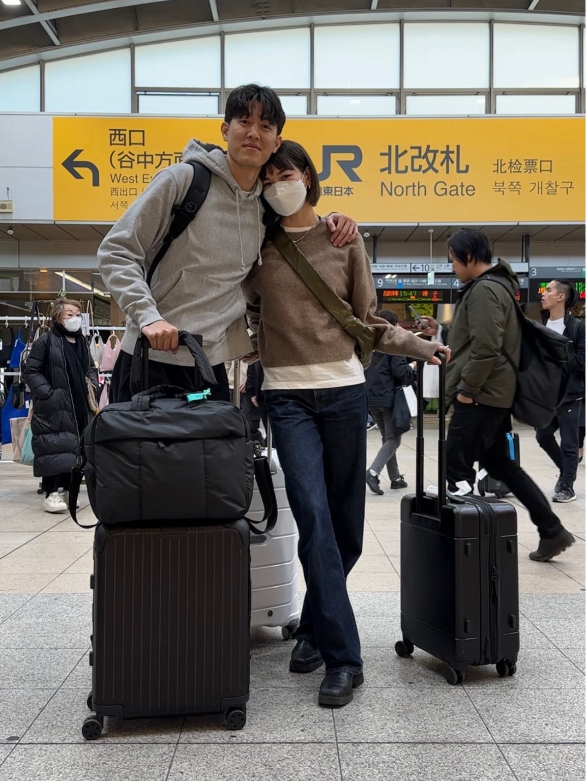 Jeans: Uniqlo U, shoes: vagabond 

Kevin’s suitcase: rimowa, Anna’s suitcase + duffel: Calpak