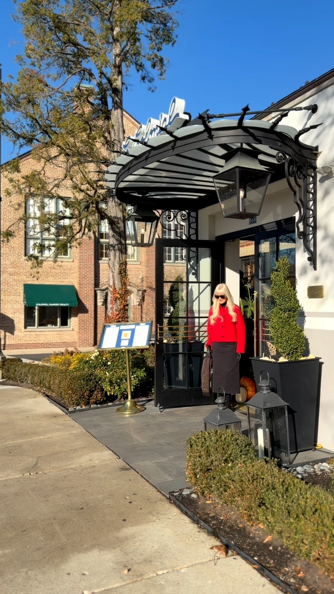 A pop of red❤️🖤 #ootd