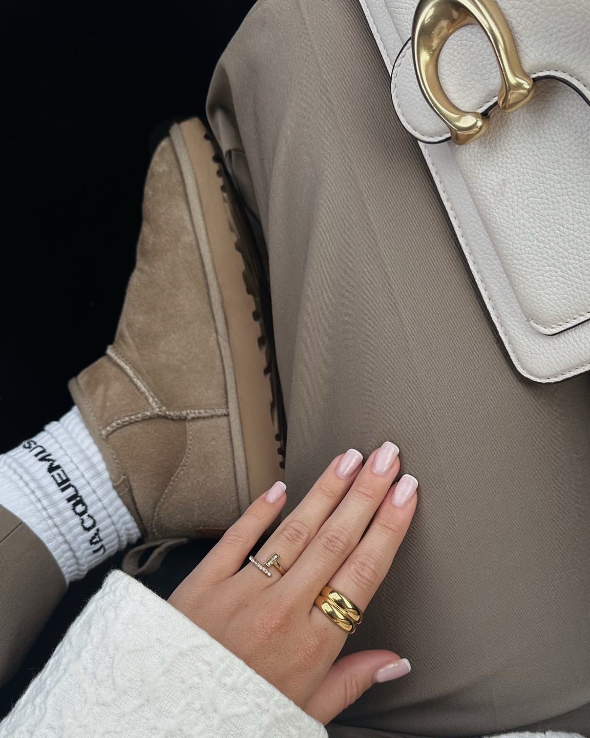 Autumn colours ✨🍂

Khaki Zara trousers, cream Mango cropped jacket, UGG antilope, Jacquemus socks, Coach Tabby bag, golden jewelleryy

#LTKautumn #LTKeurope #LTKstyletip