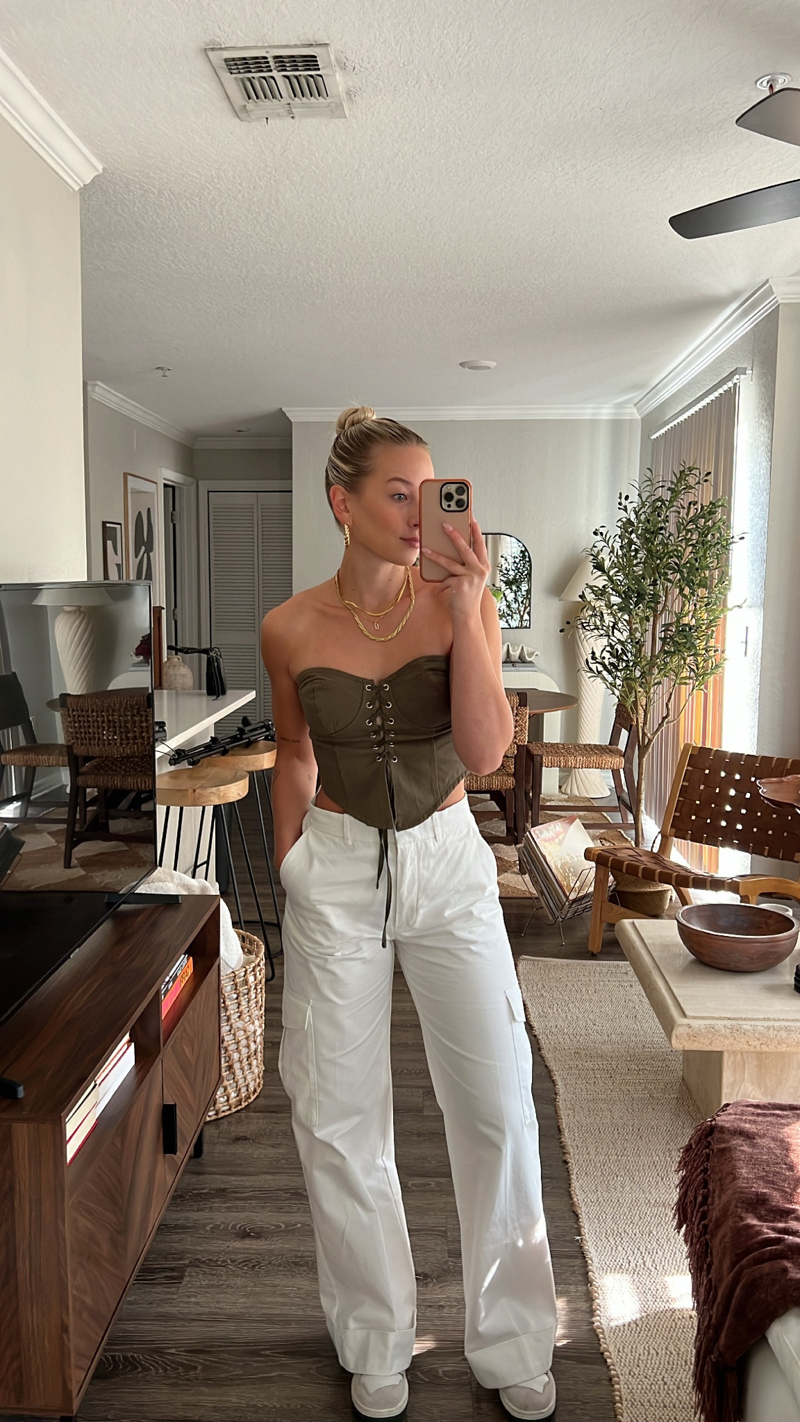 Summer outfits, summer fashion inspo 2023, summer style inspo, spring outfits 2023, spring style inspo, cargo pants, white cargo pants, white parachute pants, tube top, summer fashion trends 2023, Hailey bieber outfits Summer outfits, summer fashion inspo 2023, summer style inspo, spring outfits 2023, spring style inspo, cargo pants, white cargo pants, white parachute pants, tube top, summer fashion trends 2023, Hailey bieber outfits 