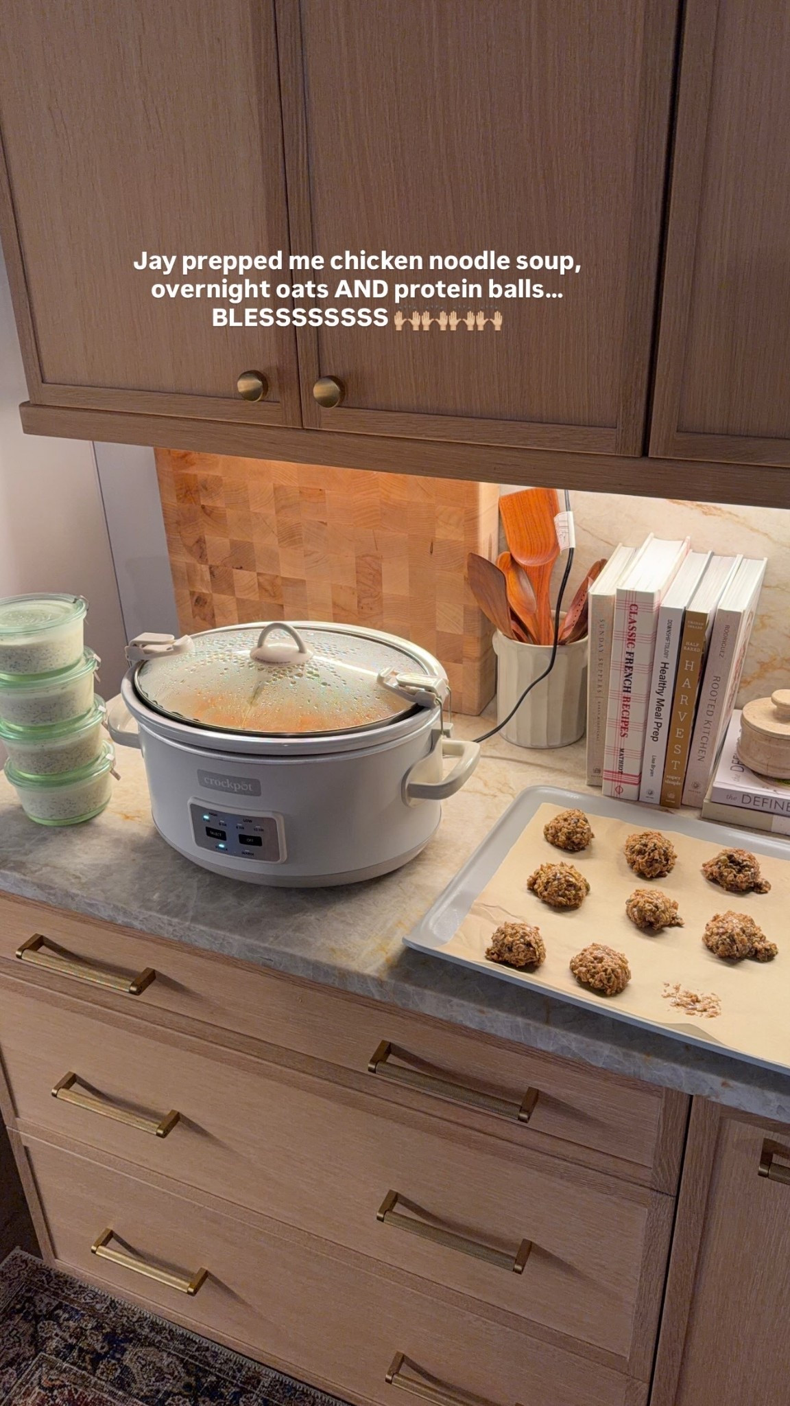Jay prepped me chicken noodle soup, overnight oats AND protein balls… 
BLESSSSSSSS 🙌🏼🙌🏼🙌🏼🙌🏼

Here’s our crockpot!