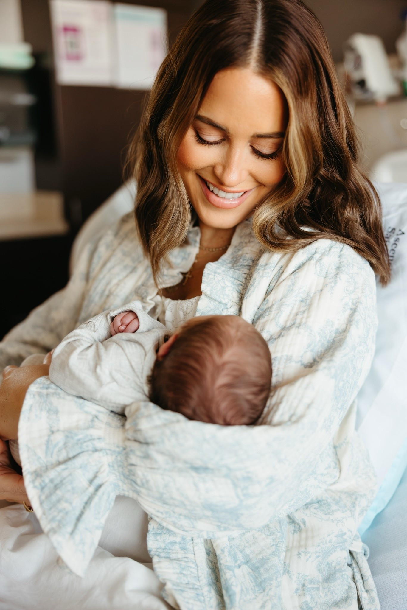Wearing small in pajamas + robe is one size- both also come in pink for girl moms! I love having cute & comfy pajamas and robes that make you feel a little more put together during the newborn stage! Also still cute to stay in when you have visitors 🤪 Great for during pregnancy, in the hospital, and postpartum.

Postpartum stage || postpartum mom || newborn baby || nursing essentials || postpartum outfits