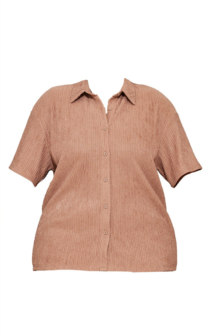 Plus Mocha Crinkle Textured Short Sleeve Beach Shirt | PrettyLittleThing US
