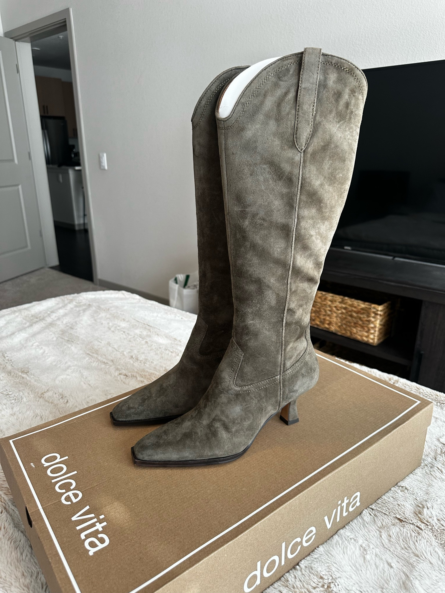 Size 8.5
Color is Army Suede

#LTKShoeCrush