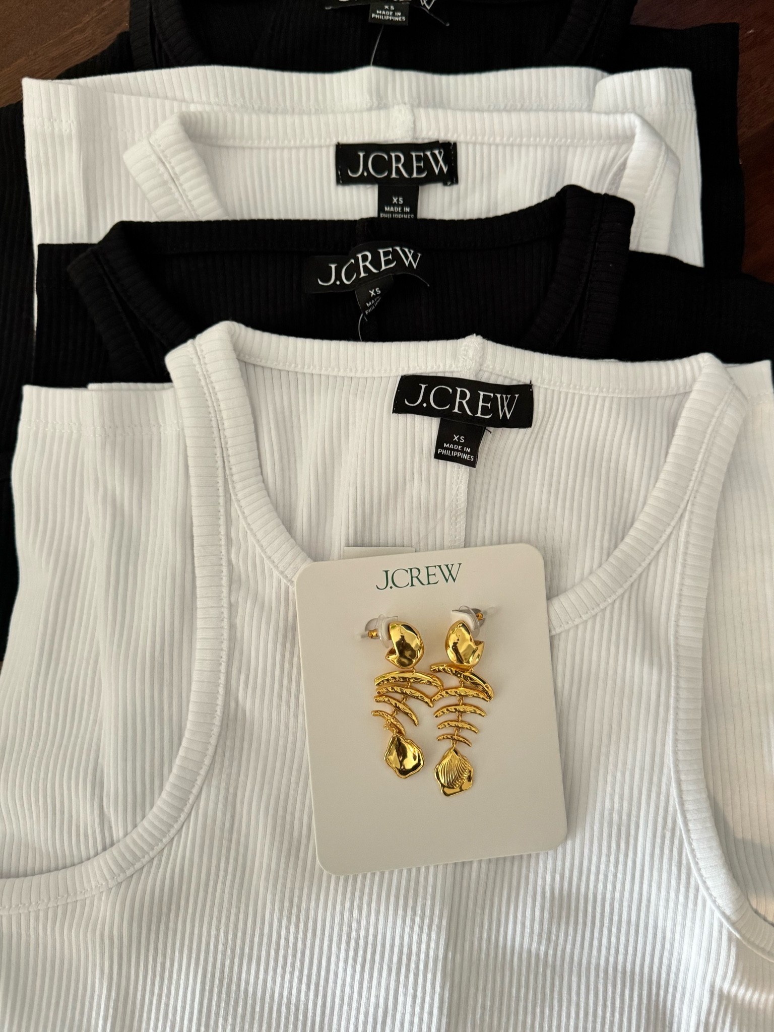 My favorite tank and earrings I’ve been lusting over!

Tank top
Summer outfit
Casual outfit
Capsule wardrobe 

#LTKStyleTip #LTKFindsUnder50 #LTKSaleAlert