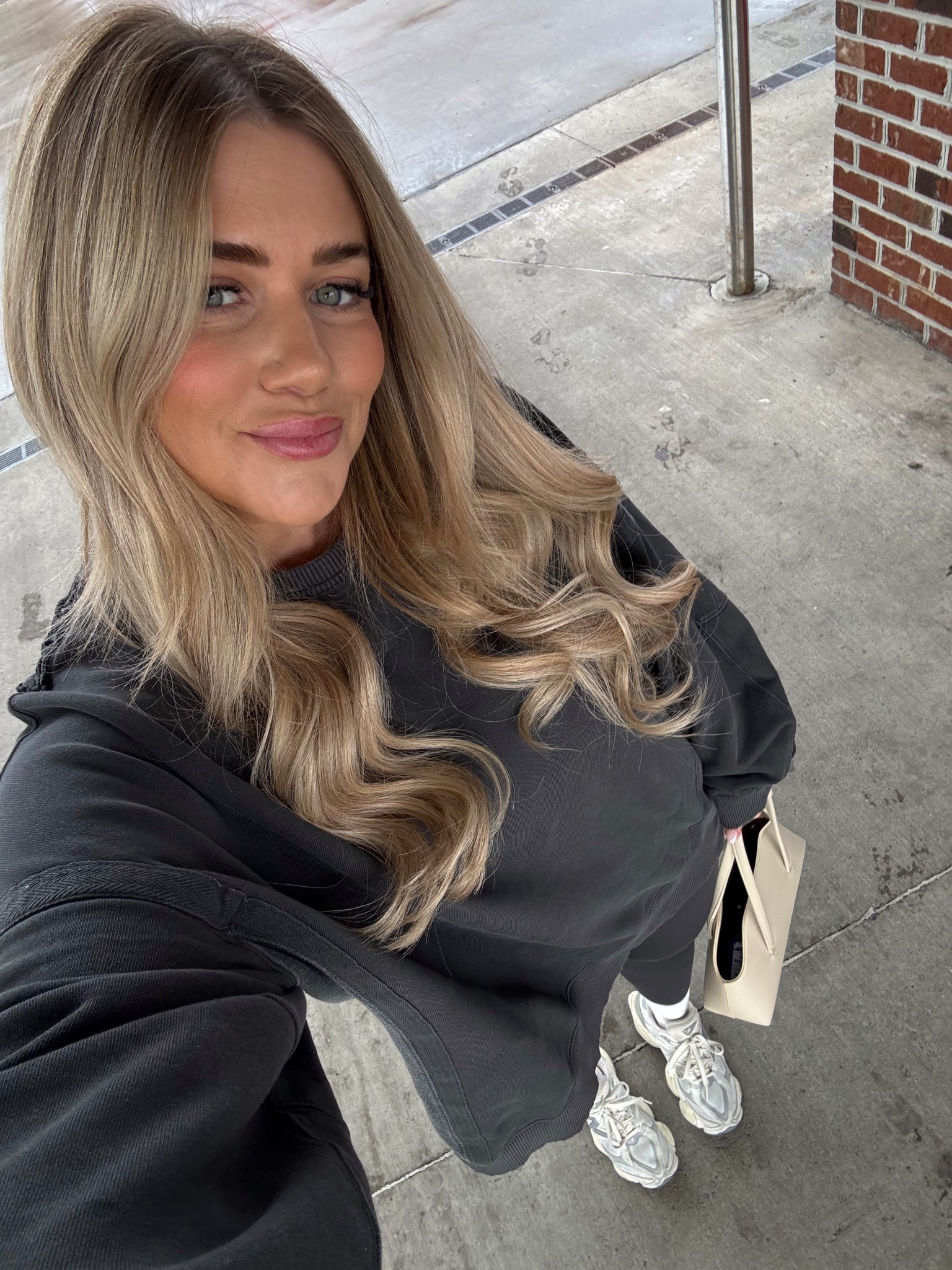 Todays outfit 🤍 
Top — XL 
Leggings — large 