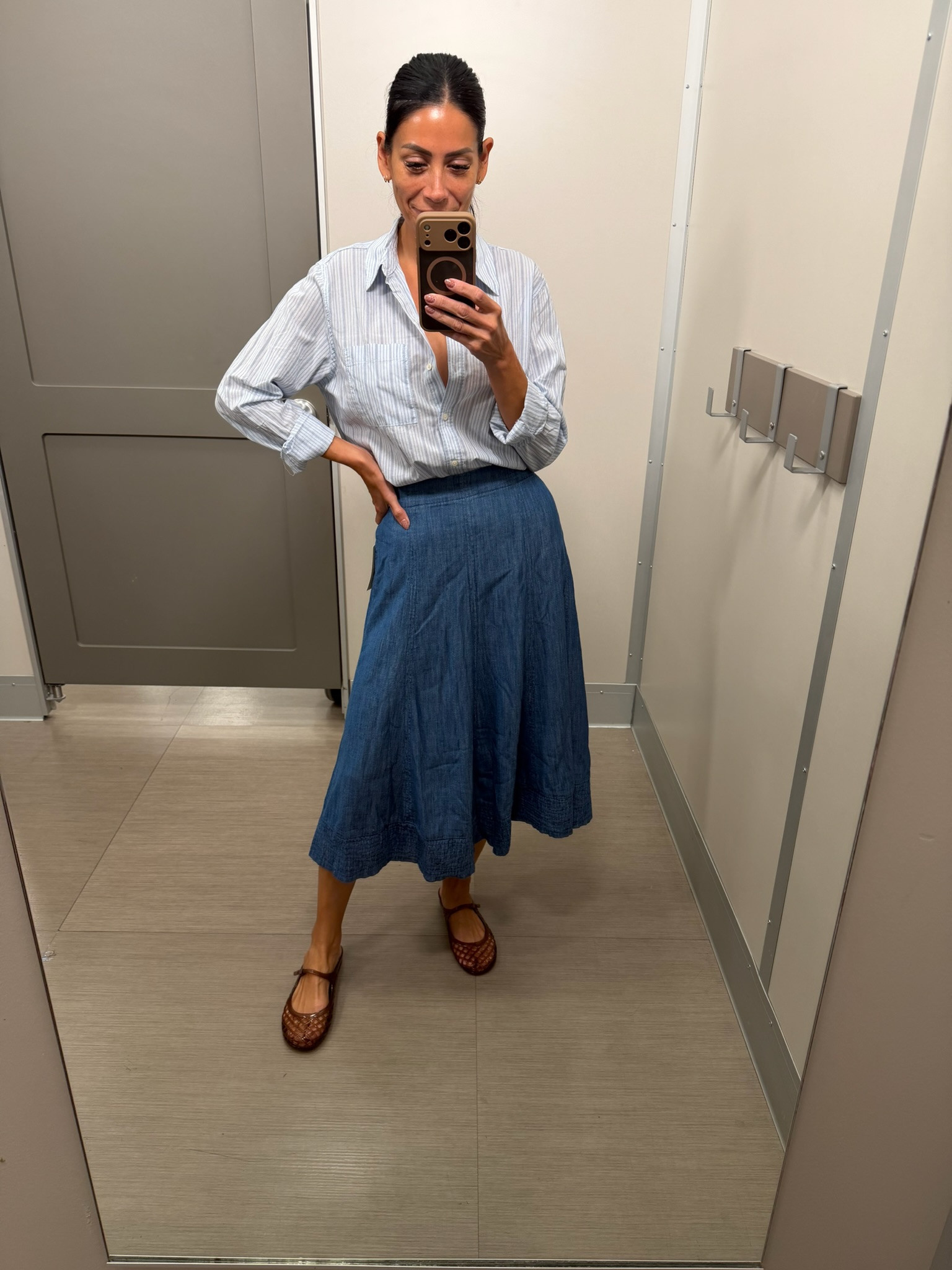 This skirt was SUCH a good find!!





ootd, fall fashion women, midi skirt, workwear, business casual workwear, transition fashion, carla.bushey 

 #LTKootd #LTKSeasonal