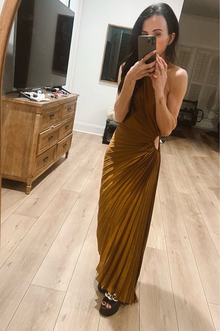 Gold dress ✨

#LTKstyletip #LTKparties #LTKSeasonal