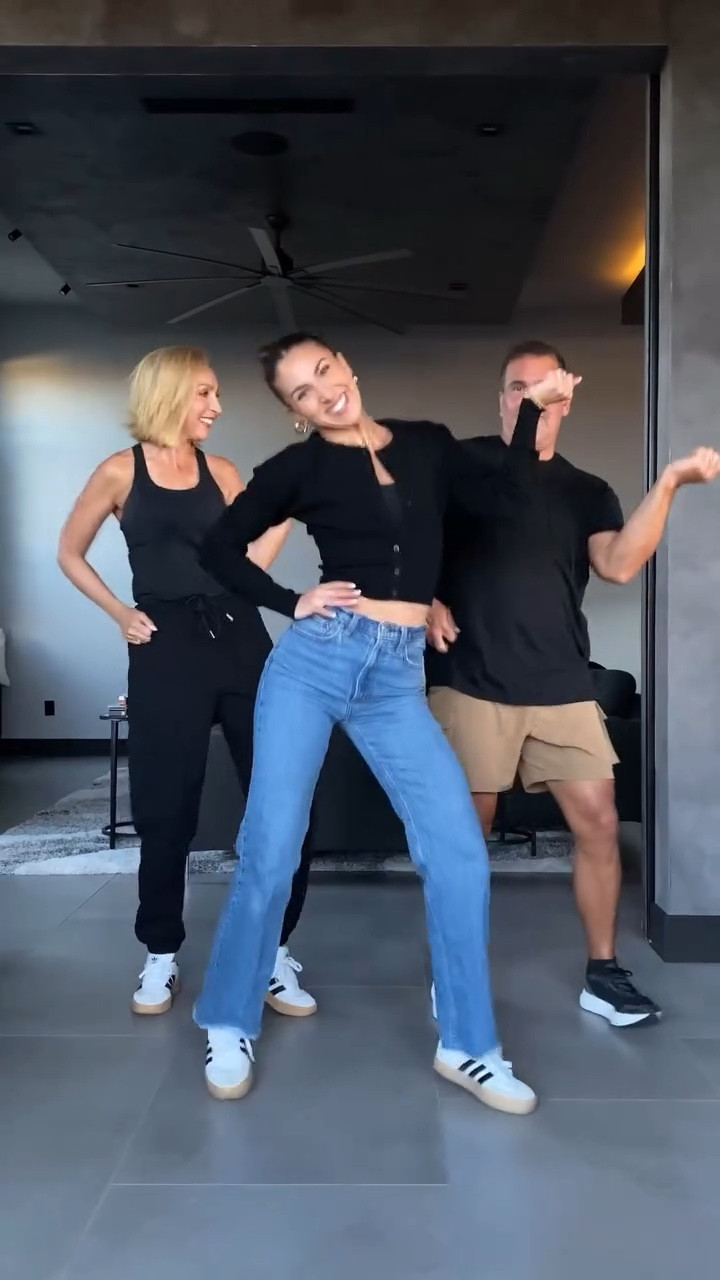 This sweater cardigan and jeans are my new go to😍 love this combo! 

#LTKSaleAlert #LTKFindsUnder100 #LTKStyleTip