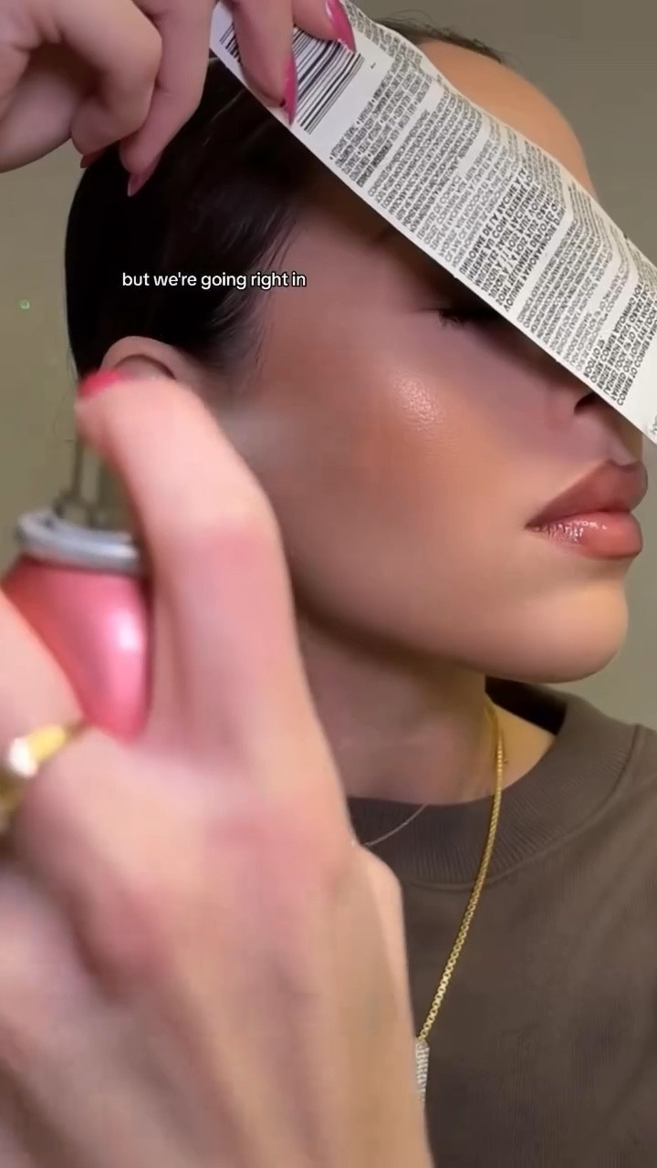 @rabanne #makeuptutorials with their shimmer Bomb in Rose! Non sticky formula that can be used as blush, highlighter, basically all over hair and body! Such a multi use product that can do it all! And transfer-resistant!! #shimmer #shimmermakeup #glowymakeup #glitterspray