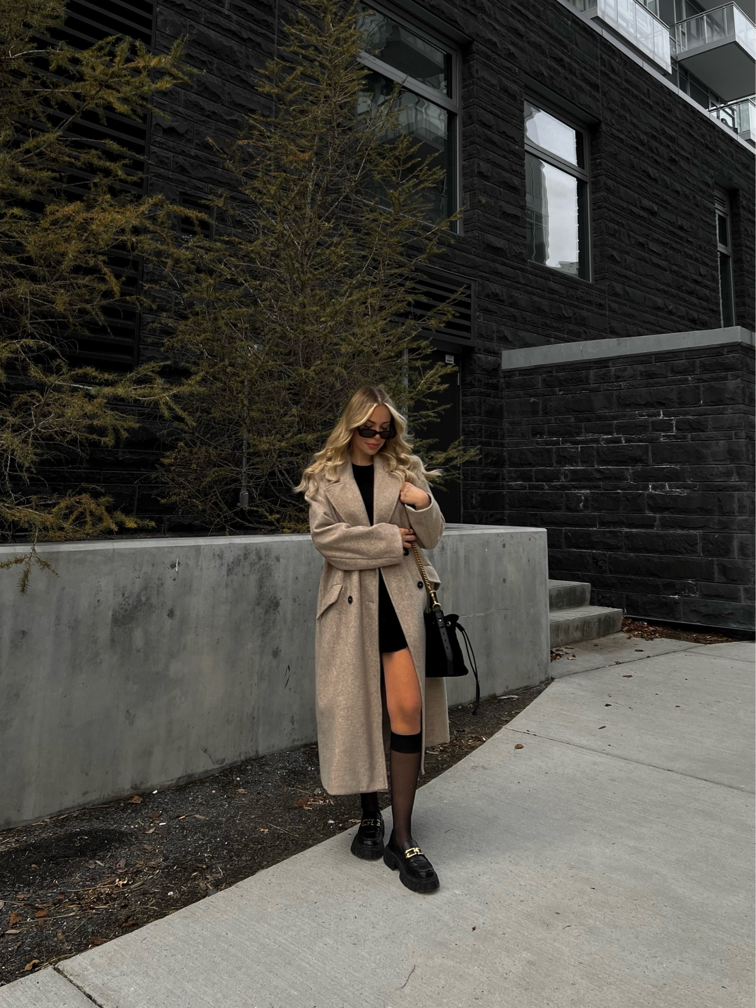 the long coats are back✨🤩

Long coats + winter: a love story🫶🏻 you can never go wrong with the practical wear of a long coat in the winter❄️ Not only do they keep your legs wam but they also elevate a look by instantly giving more of a chic, classy and timeless vibe. I recommend investing in a black and tan high quality pea coat you can wear every year🤍

#LTKfindsunder100 #LTKstyletip #LTKSeasonal