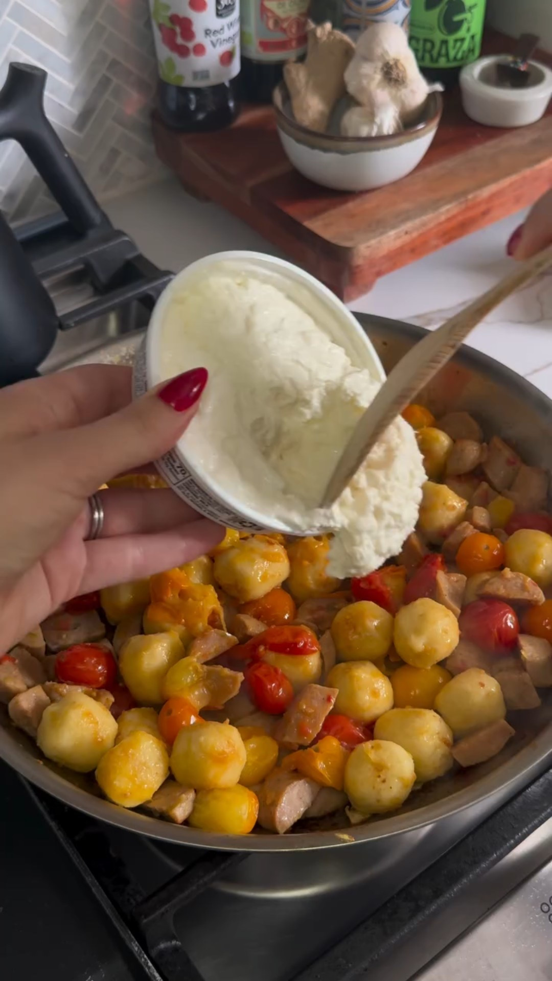 Stracciatella tomato gnocchi 🍅 

I looooove burrata and I love an easy meal so this one is winner winner! 🥇 so cheesy creamy and delicious yet still nutritions and healthy

1 lb gnocchi. I used a tomato stuffed one from @aldiusa 
12 oz chicken sausage, cut to small pieces
12 oz cherry tomatoes 🍅 
8 oz stracciatella, burrata filling
Drizzle of hot honey 🍯 

1. Add gnocchi to a medium hot pan with some olive oil. Stir and cook until golden and cooked through. Remove from pan

2. Add some more olive oil to pan and cherry tomatoes and chicken sausage to pan. Cook until the sausage is browned and the to tomatoes are bursting. Add back gnocchi to pan.

3. Add stracciatella to pan and mix everything, drizzle with some hot honey