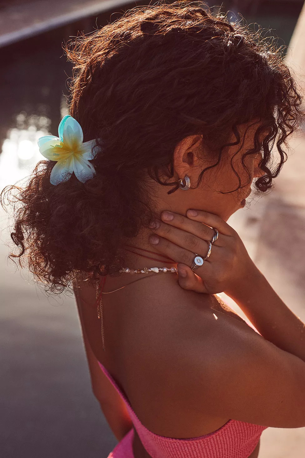 Haarklammer mit tropischem Blumenmuster | Urban Outfitters (EU)
