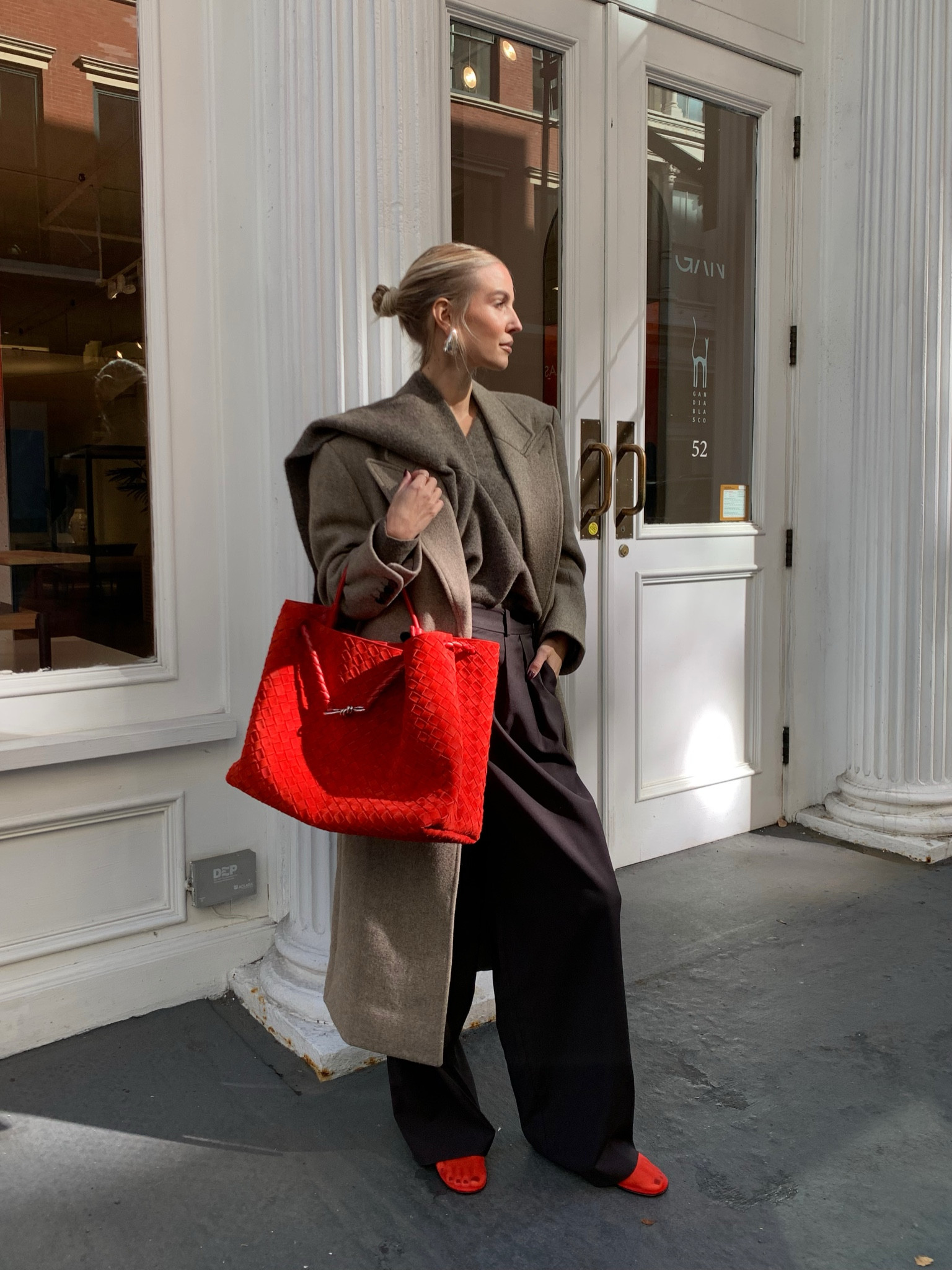 Big apple - Large Bottega Veneta suede & red ballet flat 🍎