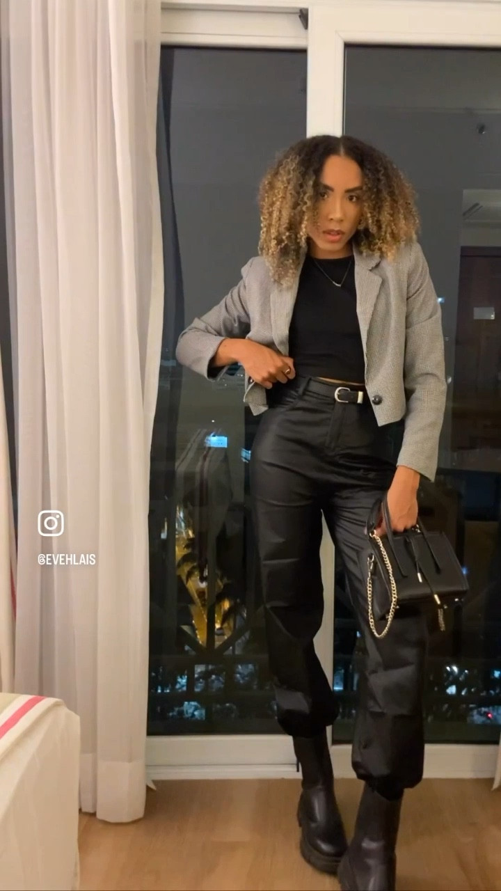 Look all black com esse blazer cropped  como destaque 👌🏾 visto n 38 do blazer e P para o restante das peças! GET THE LOOK!

#LTKBrazil #LTKmoda #LTKfashion

#LTKworkwear #LTKbrasil #LTKVideo