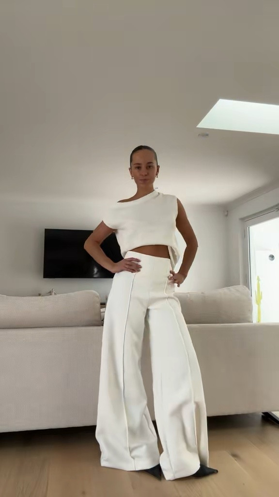 Wearing size small (8) in both!