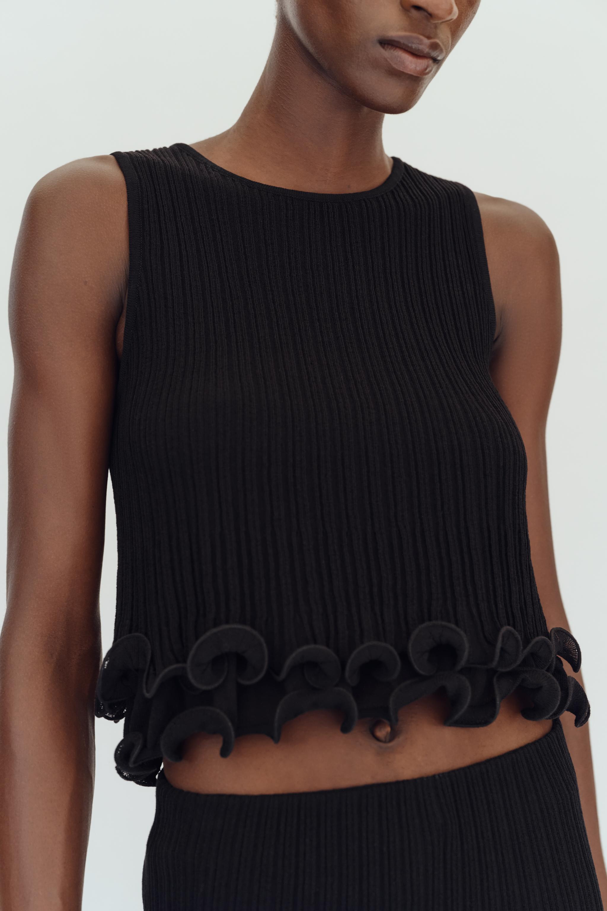 Round neck, sleeveless top. Double-layer fabric and wavy hem. | Zara IT