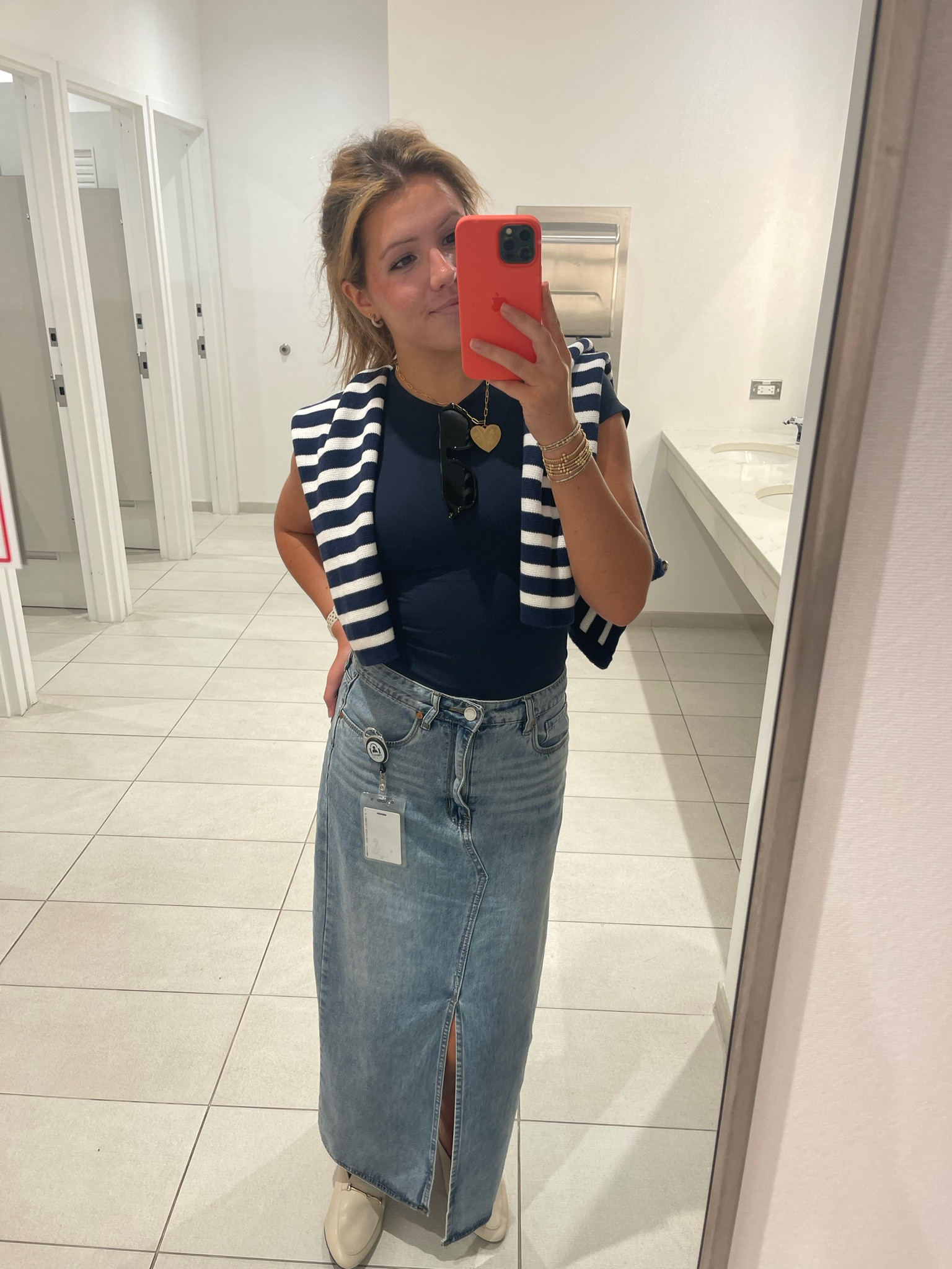 Office day💻💐
Wearing size small in the top
Wearing size 27 in the skirt
Size small in the sweater