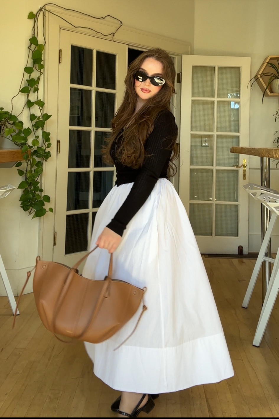 Skirt Nordstrom rack 
Cardigan forever 21
Bag polene Paris 
Sunnies Chanel 
Shoes h&mM