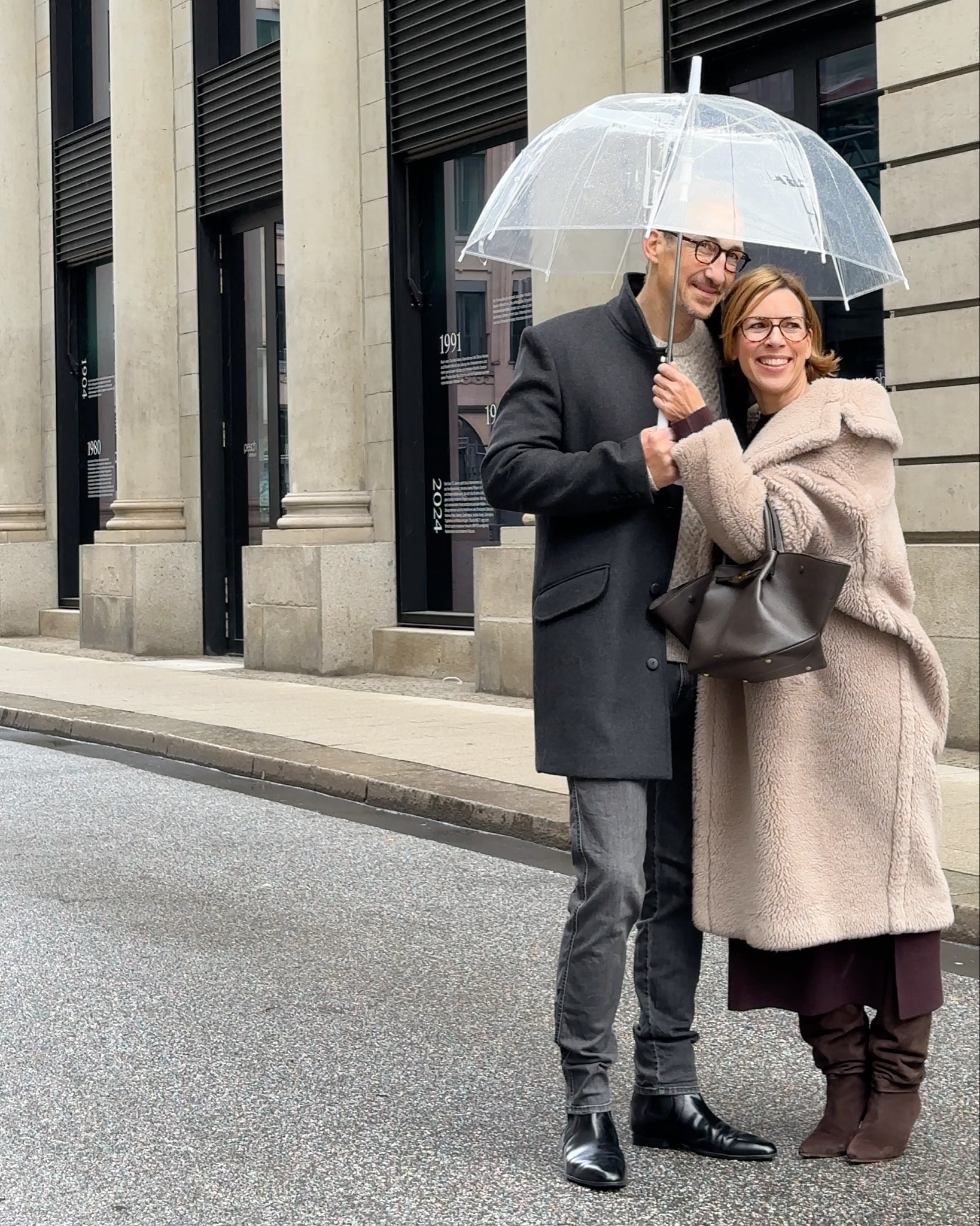 Herbst Outfit: Burgundy Merino Dress/ Kleid & Teddy Mantel mit dunkelbrauner Tasche und Stiefeln aus Wildleder

#LTKstyletip #LTKautumn #LTKeurope