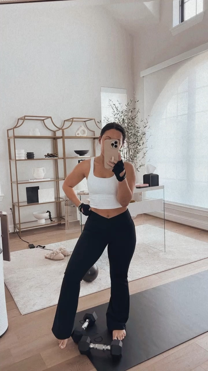 The best petite friendly flare leggings on prime day! Wearing size xs in 29” length


#LTKxPrimeDay #LTKsalealert #LTKFitness