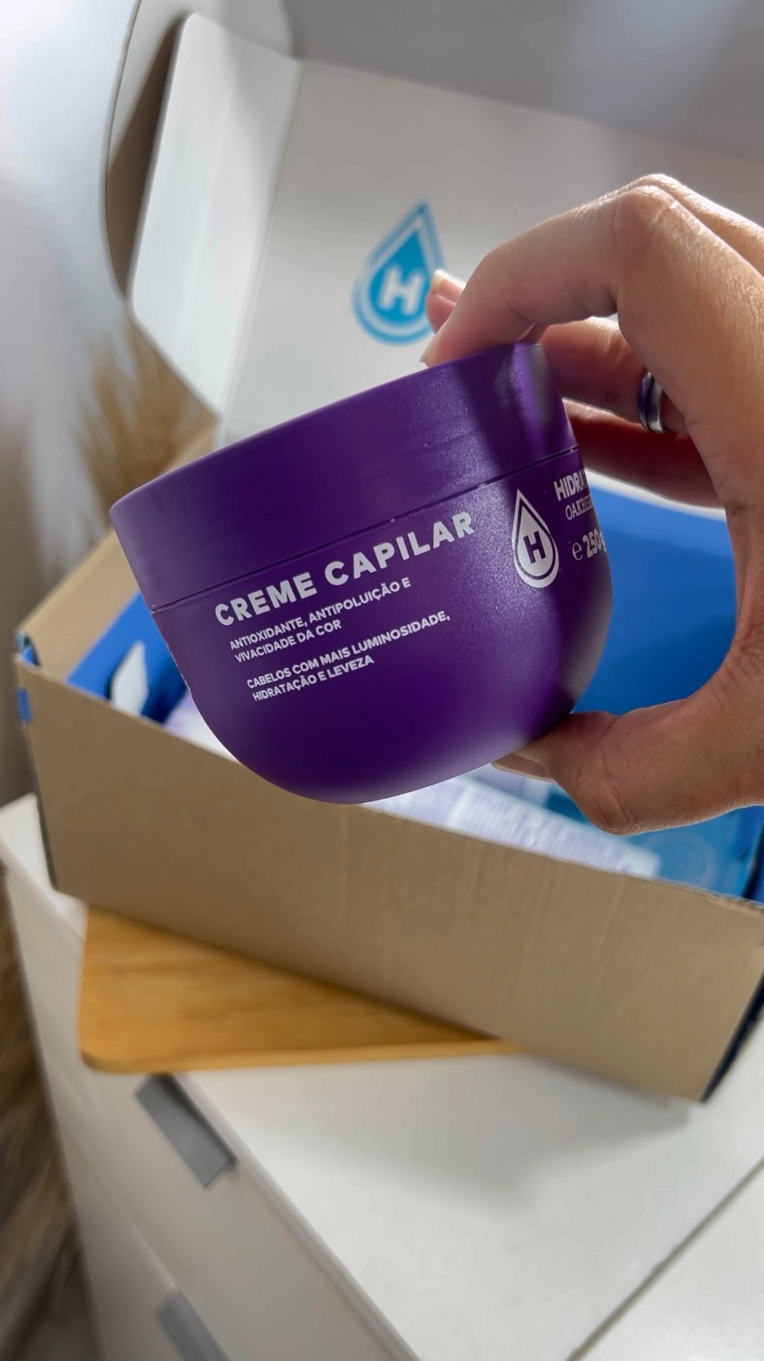 Hidratei + Oakberey

solução perfeita para quem deseja realçar a cor dos cabelos e manter os fios saudáveis e radiantes! Fórmula rica em antioxidantes que promove vivacidade da cor, hidratação, nutrição, proteção e finalização do visual, deixando seus cabelos mais realçados, brilhantes e saudáveis. Tratamento completo para cabelos naturais e descoloridos. 

#LTKsummer #LTKbrasil #LTKbeleza