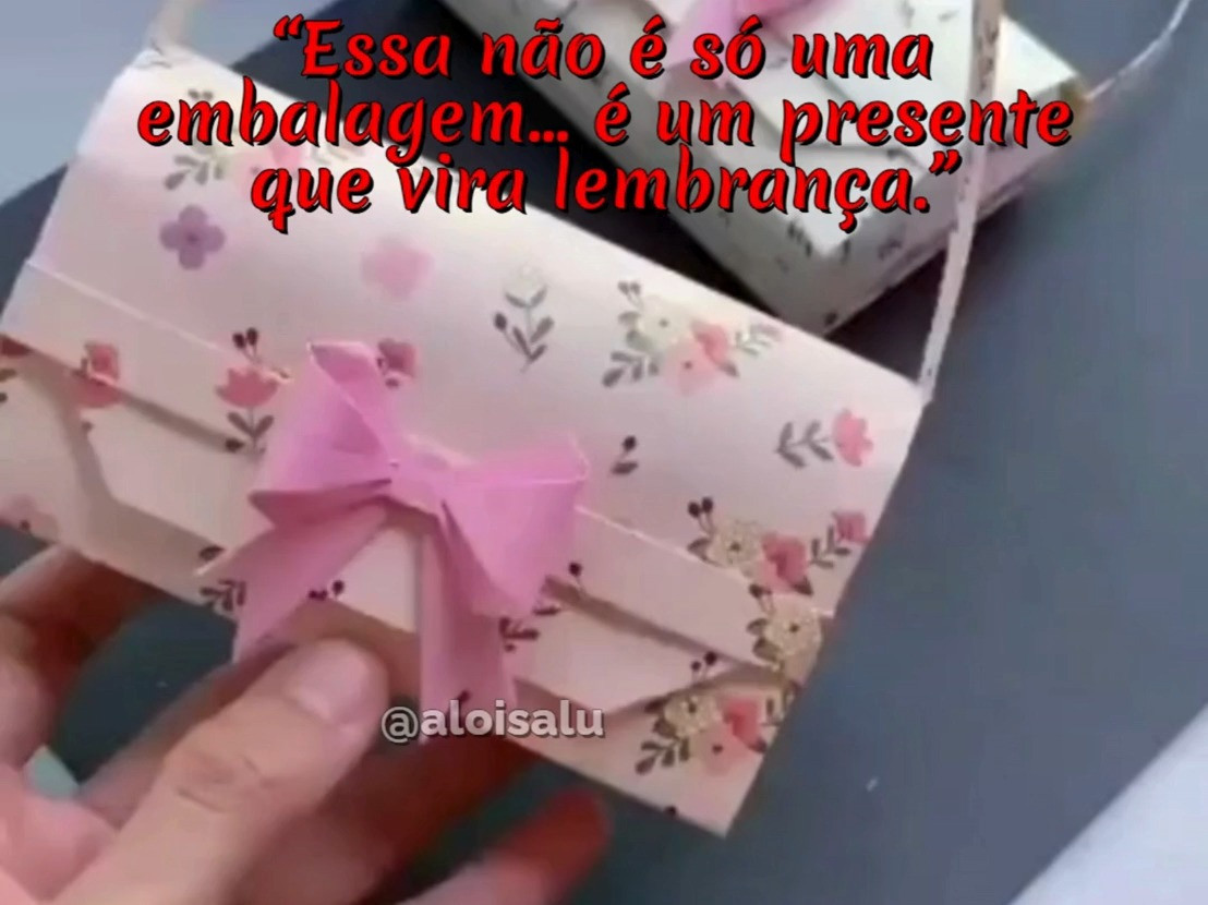 Transforme um presente simples em um momento inesquecível.
Essa mini bolsa/embalagem criativa é perfeita para deixar qualquer mimo ainda mais especial: joias, maquiagem, docinhos, lembrancinhas e muito mais.
Além de decorar, ela vira parte do presente e pode ser reutilizada como enfeite ou organizador – é aquele detalhe que faz toda a diferença.
Se você ama caprichar na hora de presentear ou quer ideias para montar kits e ganhar uma renda extra, essa é uma opção linda, delicada e super versátil.
Perfeita para datas especiais como Dia das Mães, Dia dos Namorados, aniversários, chá de bebê e festas em geral.
👉 Encontrei produtos parecidos e complementares na Amazon para você montar o seu kit de presente com muito charme.
Basta clicar nos links marcados aqui na LTK para ver todos os itens e escolher seus favoritos.
Salve este post para se inspirar depois e use os links para comprar tudo de forma rápida e segura.
ltk #ltkbrasil #ltkamazon #amazonfinds #empreendedorismo#amazonfavorites #amazonmusthaves #giftideas #giftwrapping #creativepackaging #embalagemcriativa #presentescriativos #rendaextra #diy #artesanato #presentefeitoamao #smallbusiness #supportsmallbusiness #amazonbrasil #comprasonline
 

 #LTKcasamento #LTKhome #LTKguiadepresente