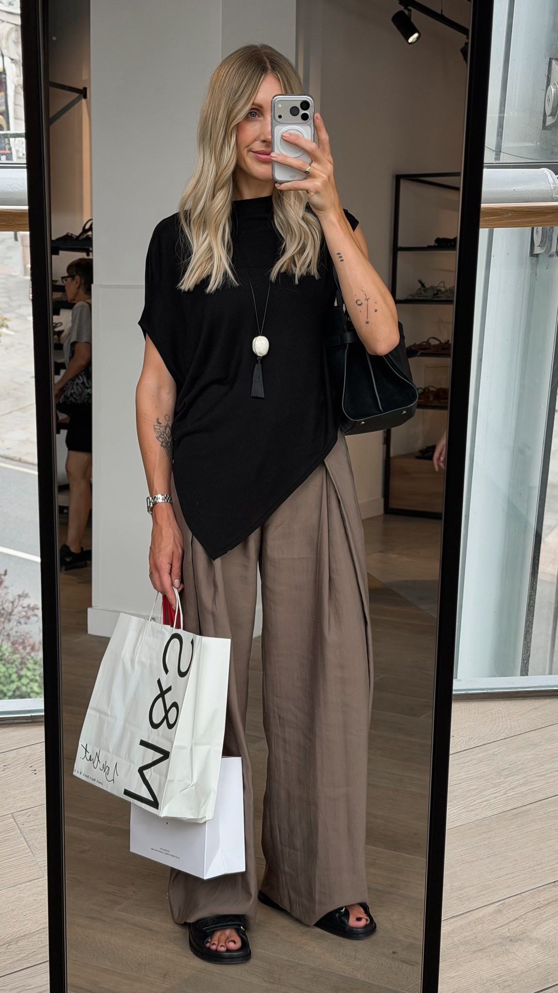 Simple summer shopping outfit 🤍

Wide leg pleated trousers - Zara size S
Knitted cape top - Zara size S
Chanel dad sandals (pre loved) 

#zara

#LTKuk #LTKsummer #LTKeurope
