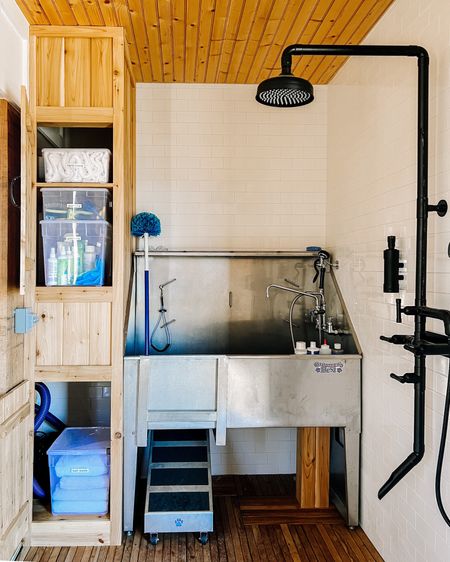 This in-house (well, in-barn) dog washing station is the stuff of all dog owners' dreams. 🐶❤️
