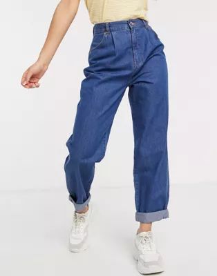 ASOS DESIGN – Leichte Mom-Jeans mit Bundfalten in verwaschenem Mittelblau | ASOS (Global)